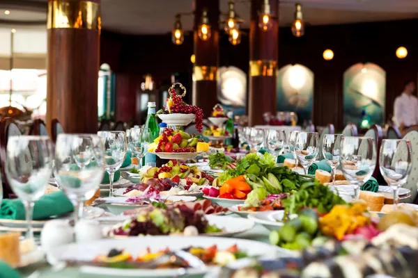 Праздничный шведский стол в ресторане — стоковое фото