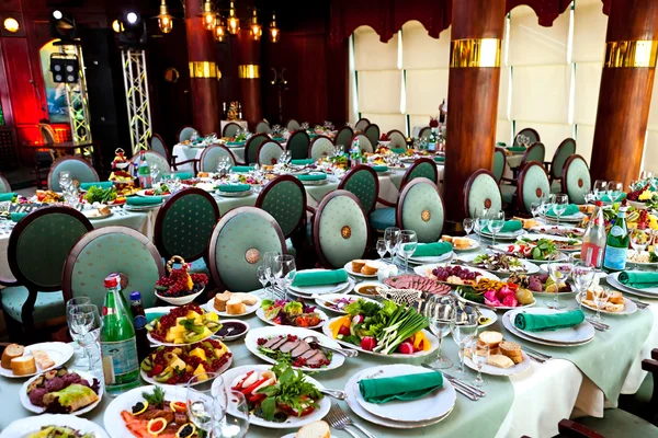 Mesa buffet de celebración en el restaurante —  Fotos de Stock