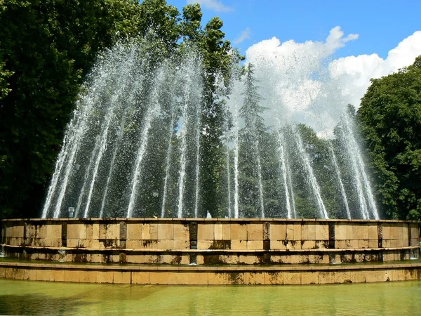 Gushing fountain — Stock Photo, Image