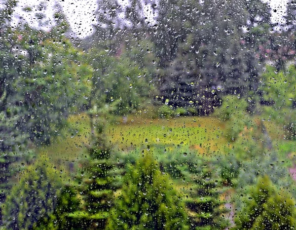 Βροχερή σταγόνες στο παράθυρο — Φωτογραφία Αρχείου