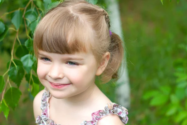緑の背景に笑みを浮かべて、きれいな女の子の肖像画 — ストック写真