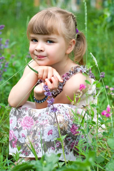 Πορτρέτο του ένα χαμογελαστό όμορφο κορίτσι σε πράσινο φόντο — Φωτογραφία Αρχείου