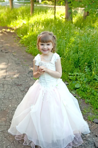 Ωραίο κορίτσι σε λευκό φόρεμα - ένα μεταπτυχιακό νηπιαγωγείο — Φωτογραφία Αρχείου