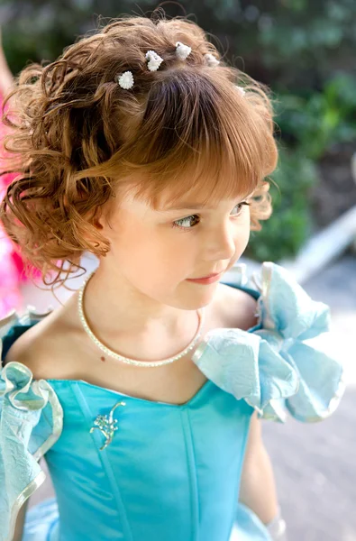 Mavi elbiseli güzel bir kızın portresi. — Stok fotoğraf