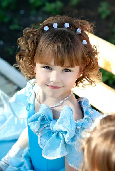 Портрет красивої дівчини в блакитній сукні — стокове фото