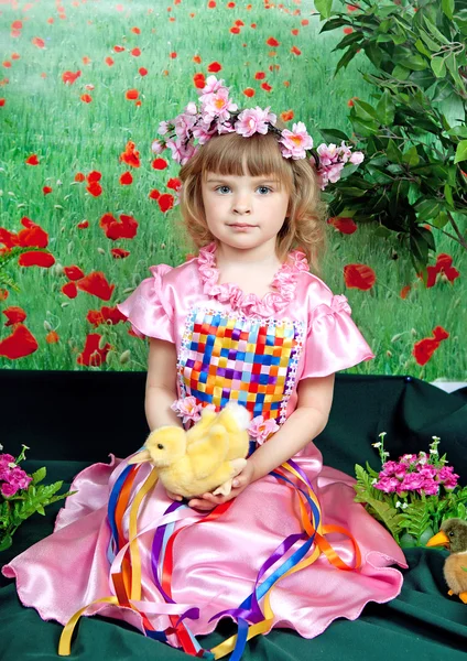 かわいい女の子はピンクのドレスと、アヒルの子と花輪 — ストック写真