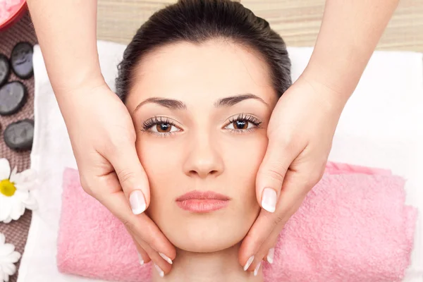 Косметичний масаж обличчя — стокове фото