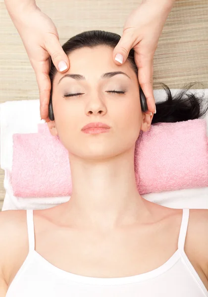 Chica recibiendo masaje en la cabeza — Foto de Stock
