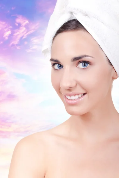 Donna sorridente con asciugamano — Foto Stock