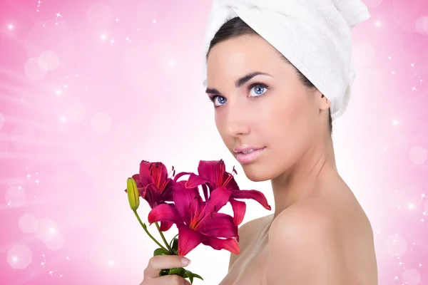 Schoonheid, rode bloem, handdoek op witte achtergrond — Stockfoto