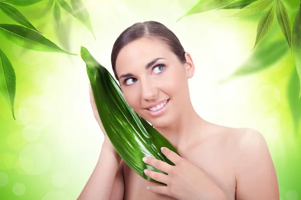 Kadın ve yeşil yaprak — Stok fotoğraf