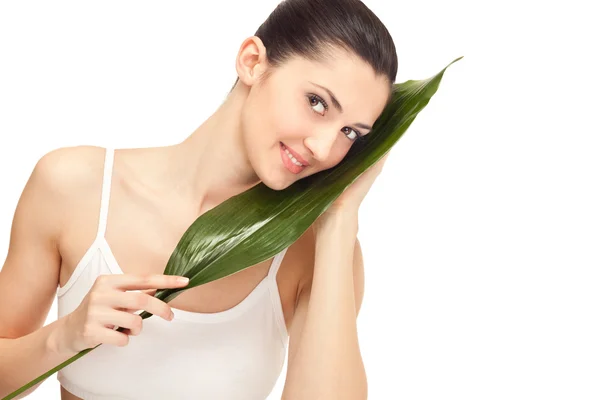 Kız holding yeşil yaprak — Stok fotoğraf