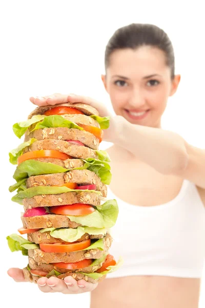 Žena nám dává obrovskou sendvič — Stock fotografie