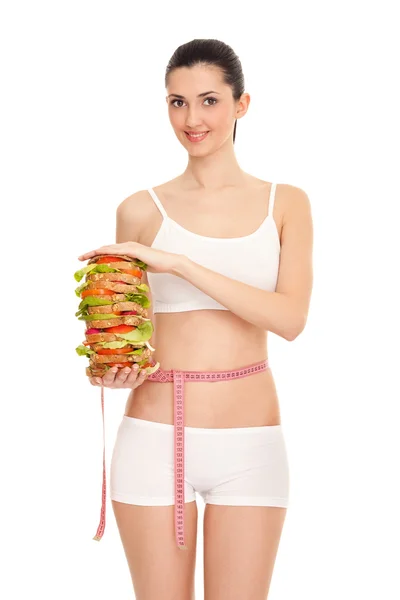 Стройная женщина со здоровым большим сэндвичем — стоковое фото