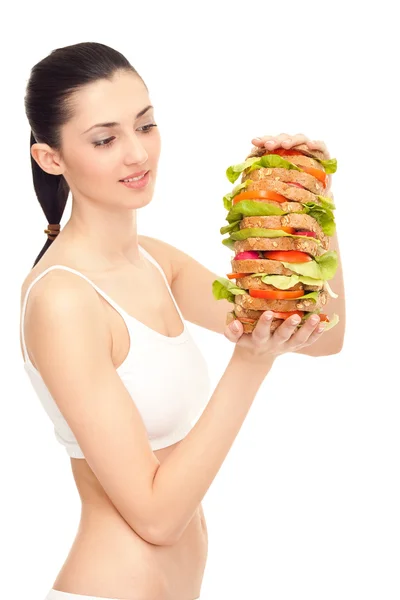 Femme mangeant un gros sandwich — Photo
