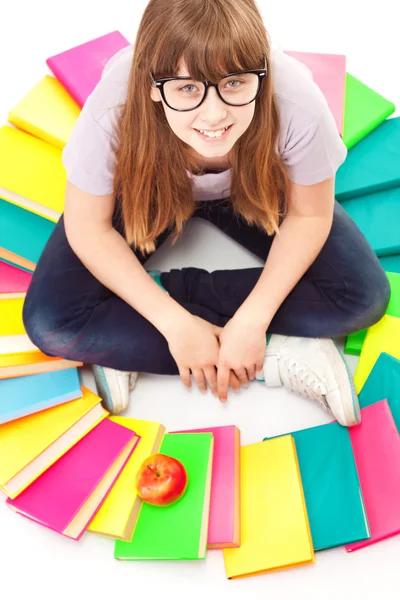 Adolescente com pilha de livros e maçã — Fotografia de Stock