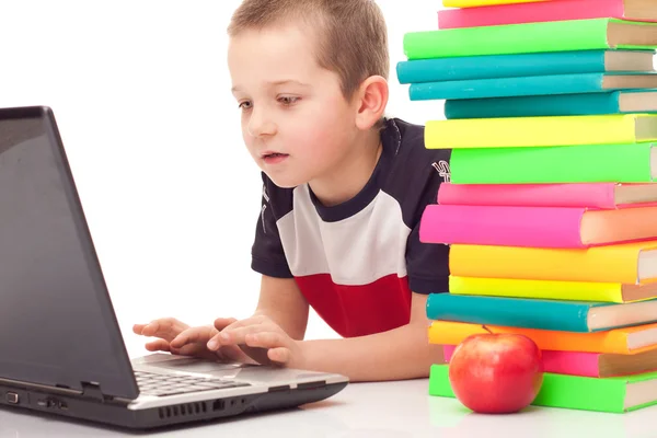 Pré-escolar no chão com livros e laptop — Fotografia de Stock
