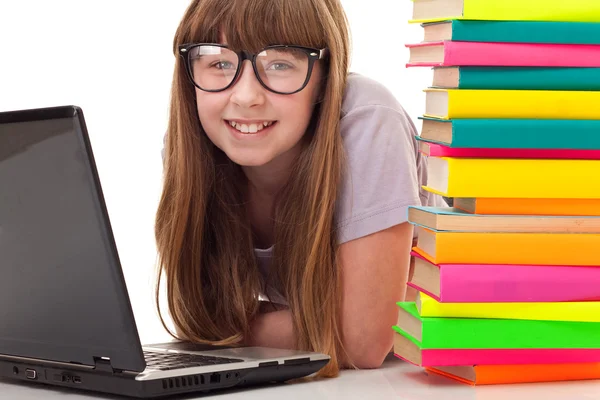 Κορίτσι μεταξύ βιβλία και φορητό υπολογιστή — Φωτογραφία Αρχείου