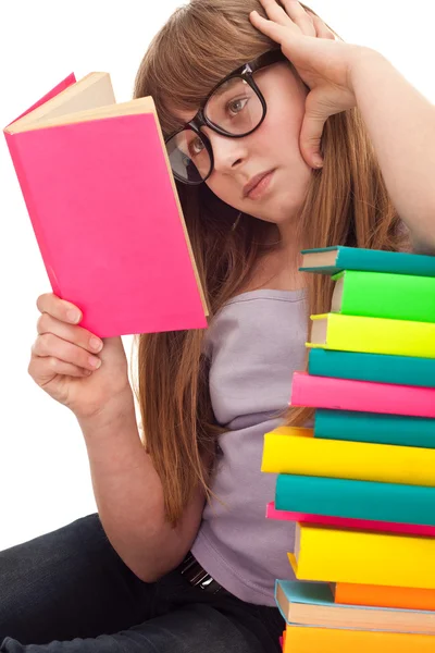 Koncentrat czytanie dziewczynka — Zdjęcie stockowe