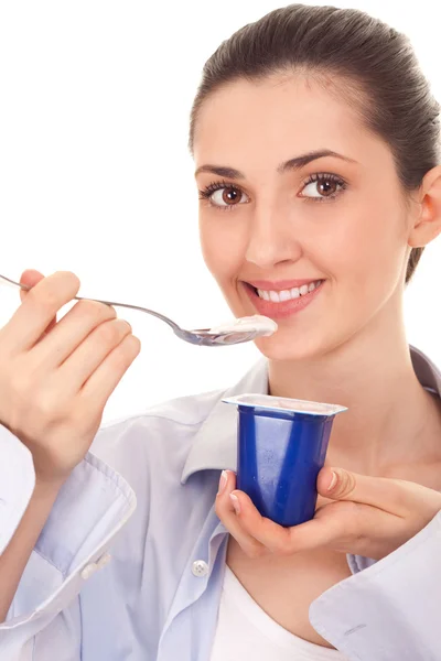 Junge Frau isst Joghurt — Stockfoto