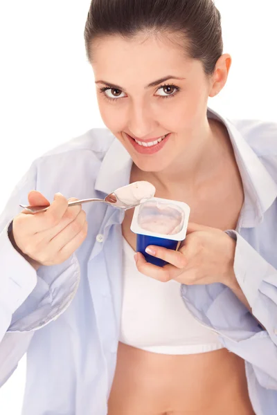 Дівчина має йогурт для закуски — стокове фото