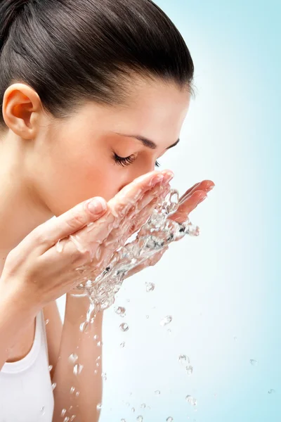 Жінка миє обличчя концепція — стокове фото