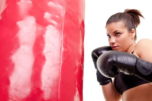 Menina batendo saco de boxe — Fotografia de Stock