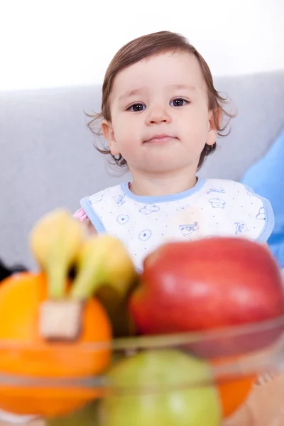 Малыш с фруктами — стоковое фото