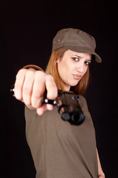 Армейская девушка с пистолетом — стоковое фото