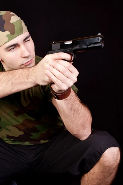 Современный солдат с пушкой — стоковое фото
