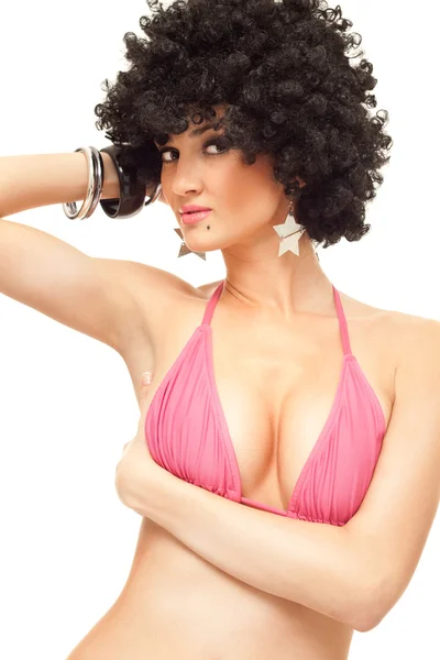 Kvinna i bikini top med afro peruk — Stockfoto