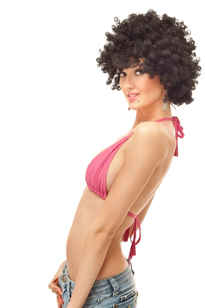Frau mit Afro-Perücke im rosa Bikini — Stockfoto