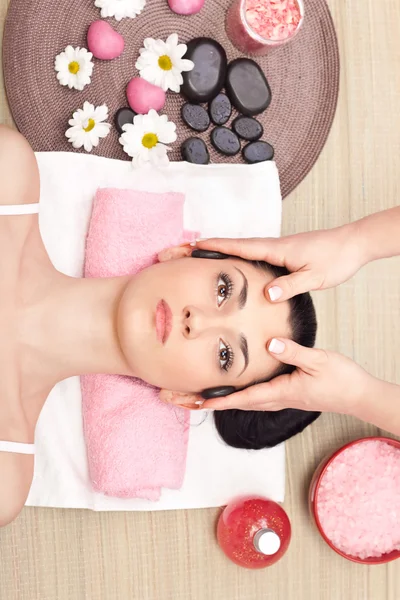 Masaje de cabeza en un centro de spa — Foto de Stock