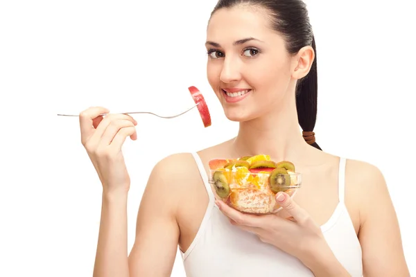 年轻的女士吃水果沙拉 — 图库照片