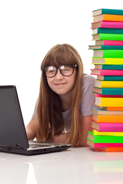 Chica joven escribiendo en el ordenador portátil —  Fotos de Stock