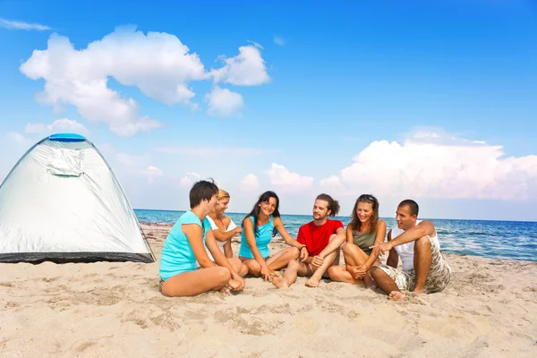 해변에서 캠핑 하는 영 — 스톡 사진