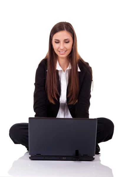 Vrouwelijke ondernemers die op laptop werkt — Stockfoto