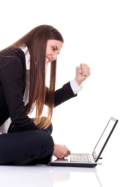 女企业家愤怒上膝上电脑 — 图库照片
