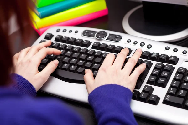 Typen op toetsenbord - student internet — Stockfoto