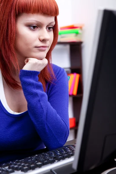 Tonåring flicka med dator — Stockfoto