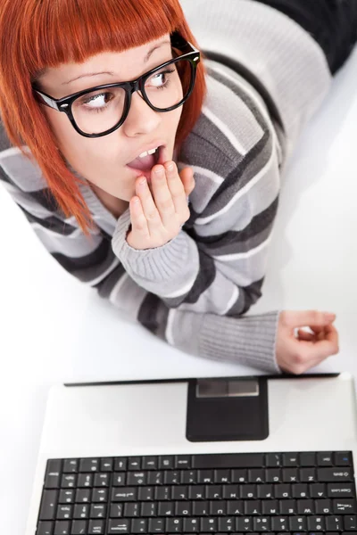 Menina trabalhando no laptop, ups erro — Fotografia de Stock