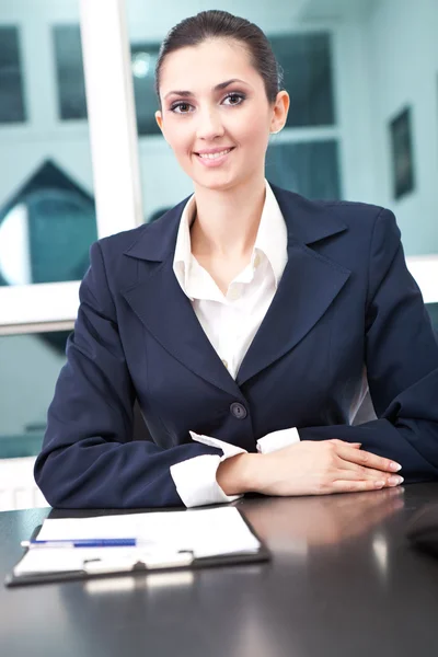 그녀의 사무실에서 성공적인 비즈니스 우먼 — 스톡 사진