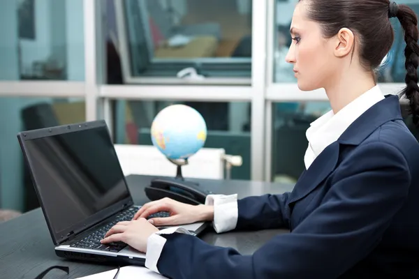 Mujer de negocios escribiendo en el ordenador portátil —  Fotos de Stock