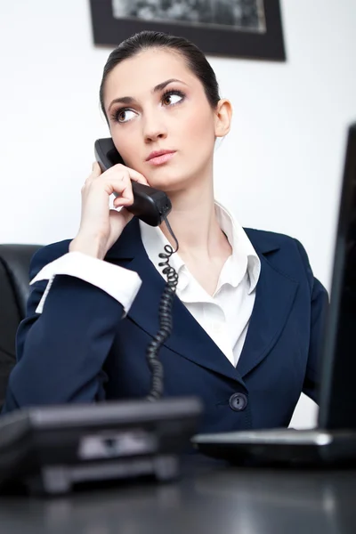 Drukke zakenvrouw praten over telefoon — Stockfoto