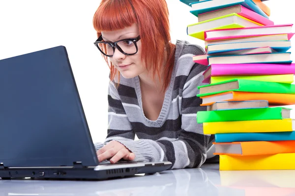 Chica adolescente con ordenador portátil y libros —  Fotos de Stock
