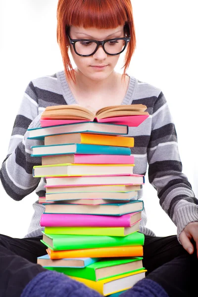 Студент читання книги — стокове фото