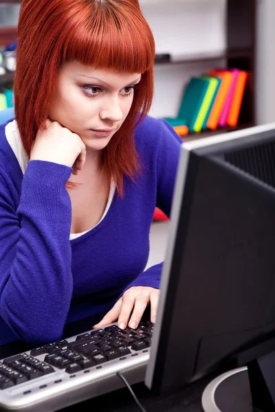 Adolescente trabalhando no computador — Fotografia de Stock