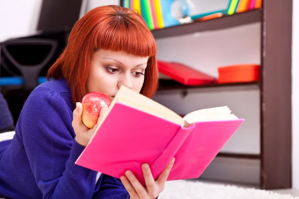 Tinédzser lány és könyv — Stock Fotó