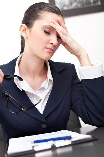 Affärskvinna har huvudvärk Stockfoto