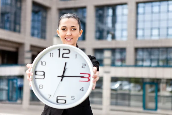 Όμορφη ελκυστική γυναίκα, κρατώντας ένα ρολόι — Stock fotografie